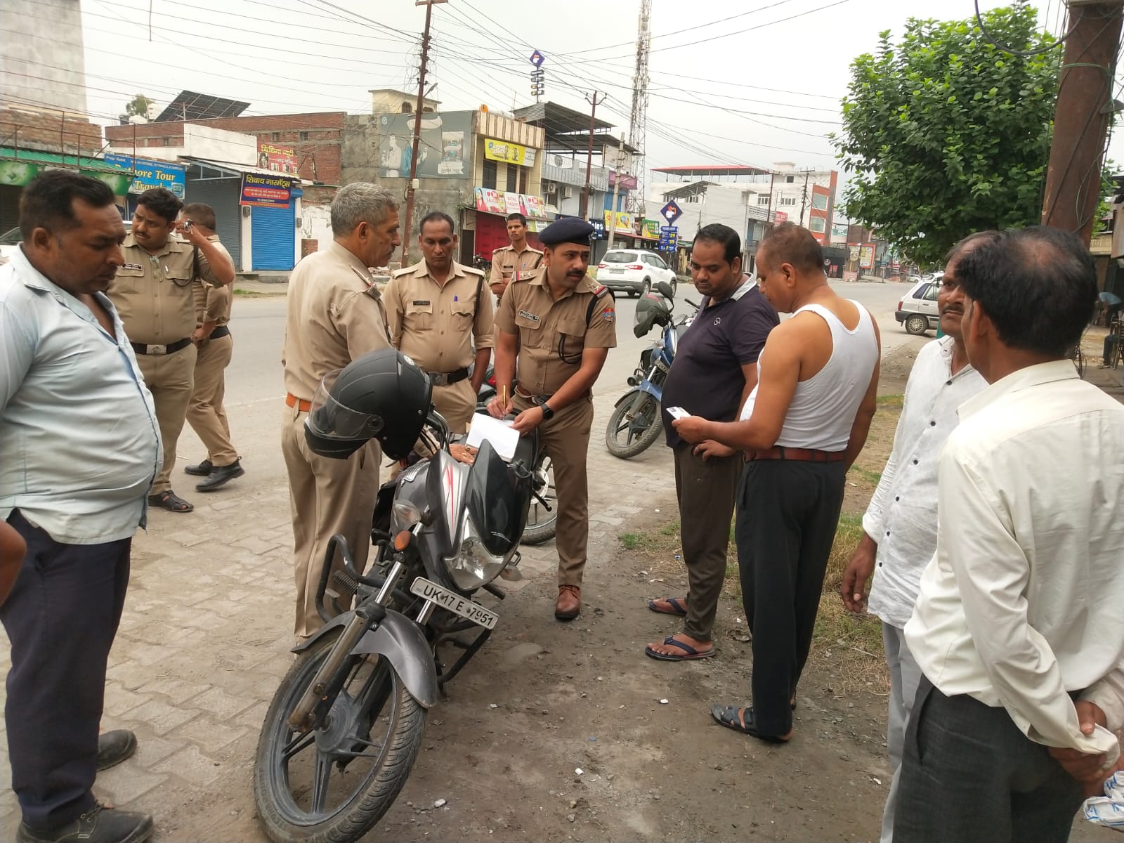 दून पुलिस का बड़ा सत्यापन अभियान: 1300 से अधिक व्यक्तियों की जांच, 5.6 लाख का जुर्माना