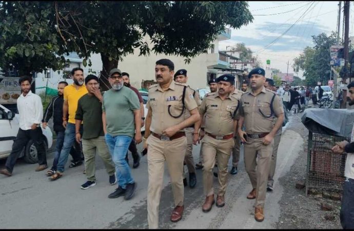 यहां आकस्मिक सेवाओं को छोड़कर 10.30 तक सभी दुकानें बंद करने के निर्देश