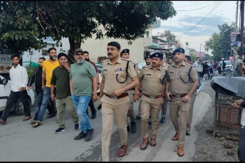 यहां आकस्मिक सेवाओं को छोड़कर 10.30 तक सभी दुकानें बंद करने के निर्देश