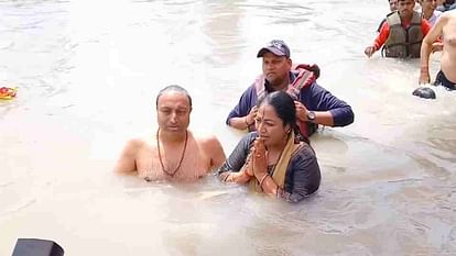 हरकी पैड़ी पहुंचीं दिल्ली की मुख्यमंत्री रेखा गुप्ता, पति संग लगाई गंगा में आस्था की डुबकी