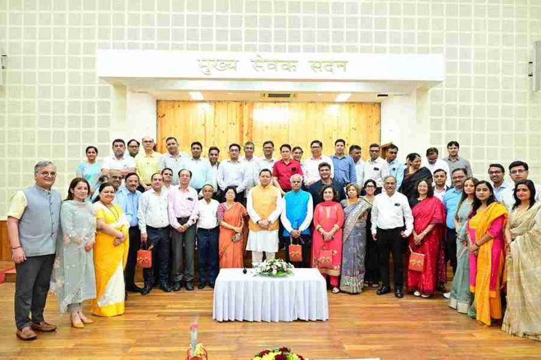 सीएम धामी ने राष्ट्रीय डॉक्टर्स डे के अवसर पर मुख्यमंत्री आवास में प्रदेशभर से आए चिकित्सकों को सम्मानित किया