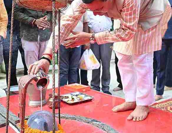 सीएम धामी ने श्रावण मास में भारामल बाबा मंदिर में की पूजा-अर्चना