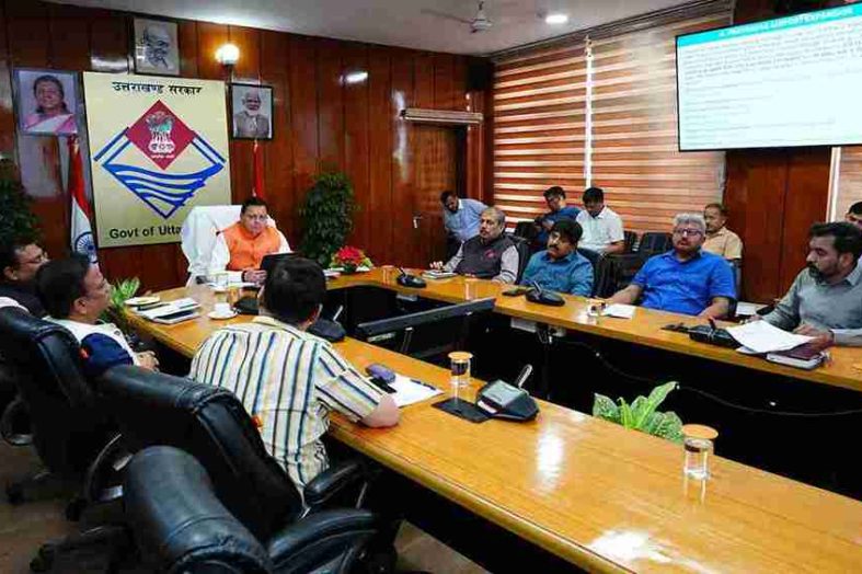 हेली सेवाओं की सुरक्षा सर्वोपरि, निर्माण परियोजनाओं में तेजी लाने के सीएम धामी के निर्देश