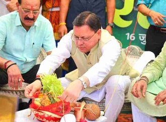 हरेला पर्व पर राज्यव्यापी पौधारोपण कार्यक्रम में मुख्यमंत्री ने रोपा रुद्राक्ष का पौधा