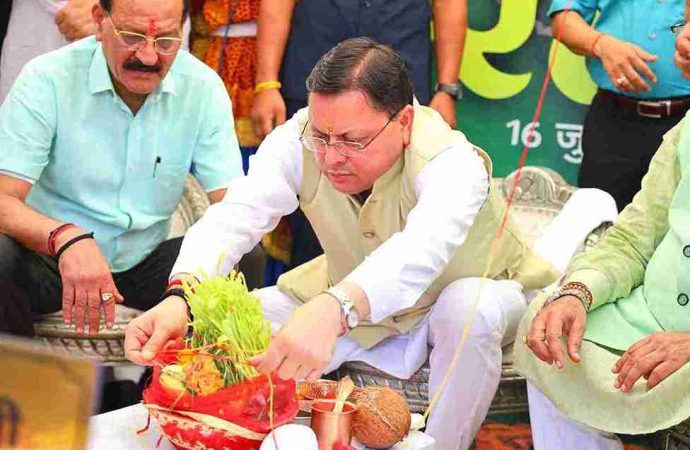 हरेला पर्व पर राज्यव्यापी पौधारोपण कार्यक्रम में मुख्यमंत्री ने रोपा रुद्राक्ष का पौधा