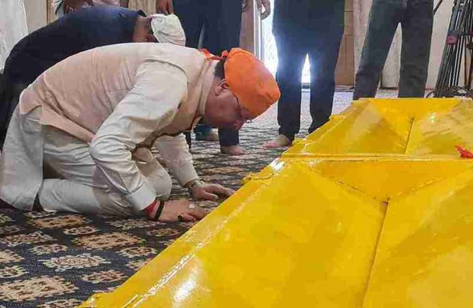 नानकमत्ता साहिब गुरुद्वारे में सीएम धामी का मत्था टेका, बच्चों से मिली मुलाकात से साझा किया धार्मिक सौहार्द का संदेश