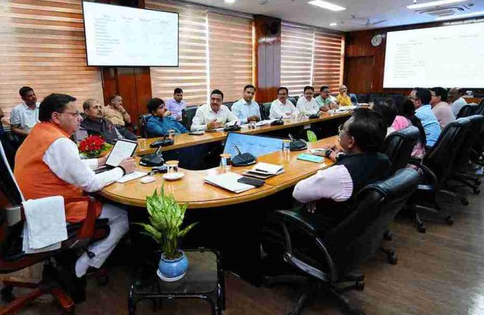 निवेश प्रस्तावों की ग्राउंडिंग तेज करें, सीएम धामी ने अधिकारियों को दिए निर्देश