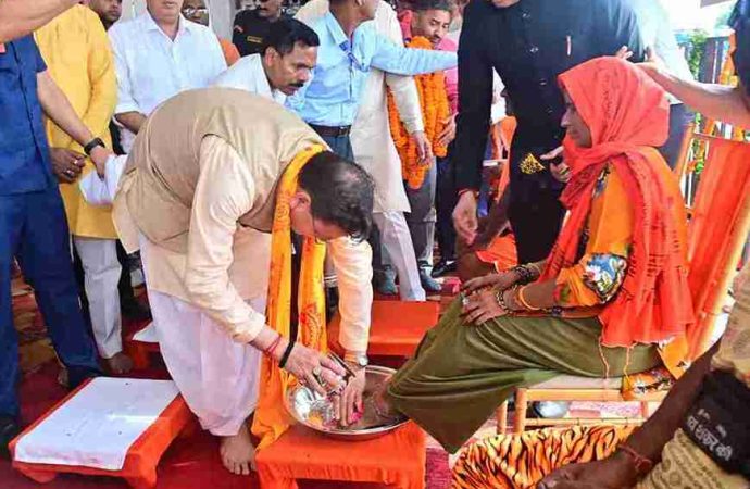 ओम पुल पर सीएम धामी ने शिवभक्तों के चरण धोकर किया स्वागत, कांवड़ियों में दिखा उत्साह