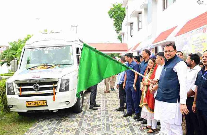 मुख्यमंत्री ने टनकपुर से कैलाश मानसरोवर यात्रा के पहले दल को  हरी झंडी दिखाकर किया रवाना
