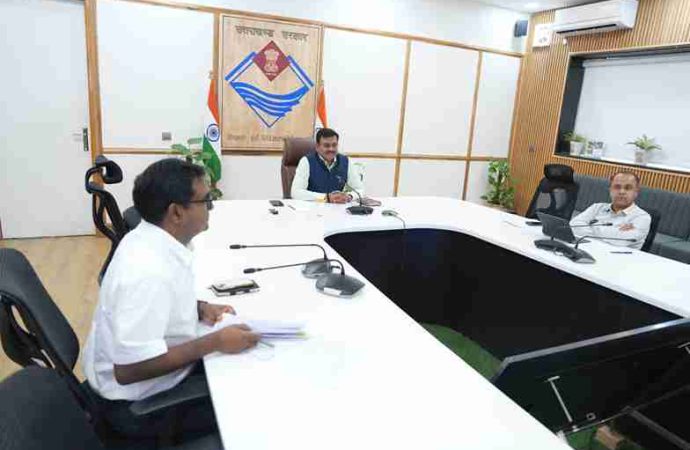 जिलाधिकारियों को फील्ड में उतरने के निर्देश, यूसीसी पंजीकरण पर भी जोर – मुख्य सचिव आनंद बर्द्धन