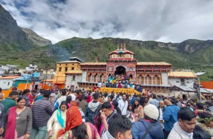 बदरीनाथ सिंहद्वार फोटो विवाद पर बीकेटीसी अध्यक्ष सख्त, दिए सख्त निर्देश