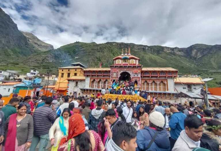 बदरीनाथ सिंहद्वार फोटो विवाद पर बीकेटीसी अध्यक्ष सख्त, दिए सख्त निर्देश