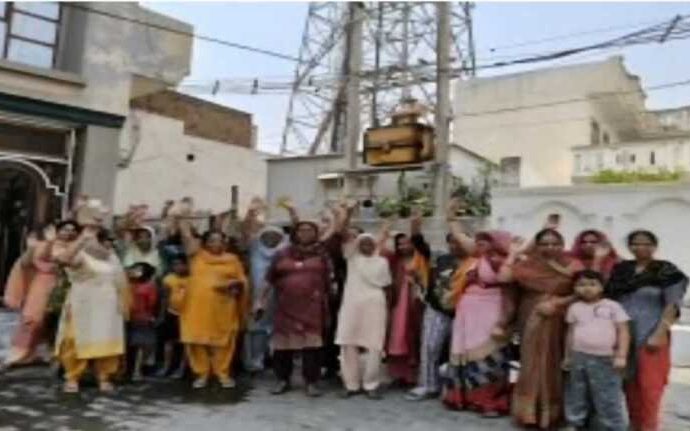 फ्रंटफुट पर जिला प्रशासन, दर्जनों मोबाईल टावर सील, एक बाद एक बड़े एक्शन