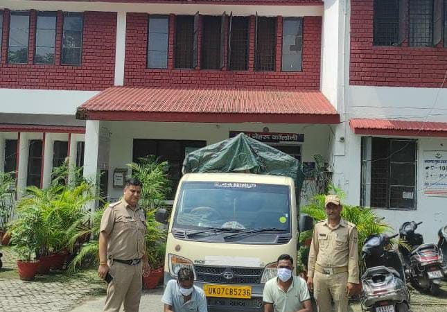 बीच सड़क पर गुंडई दिखाने वालों को दून पुलिस ने सिखाया कानून का पाठ