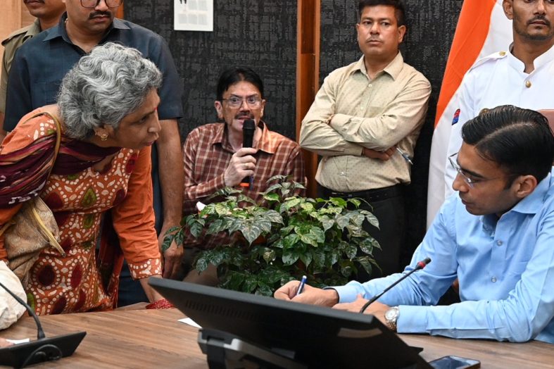 डीएम जन दर्शन में बड़ा फैसला: पत्नी-बेटे पर बंदूक तानने वाले का लाइसेंस मौके पर निलंबित