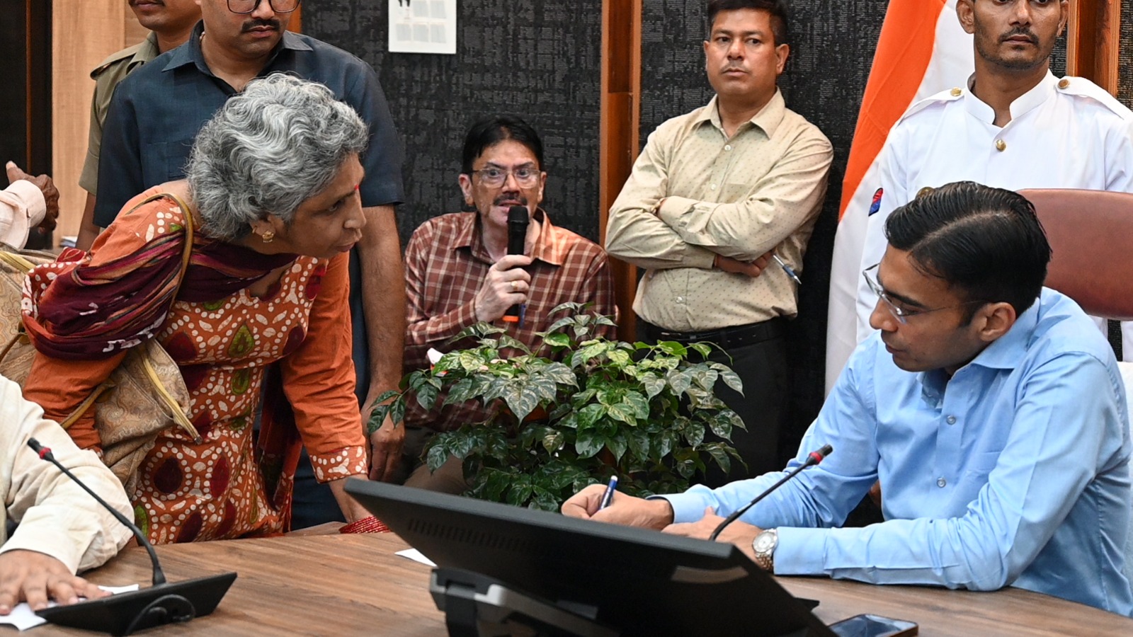 डीएम जन दर्शन में बड़ा फैसला: पत्नी-बेटे पर बंदूक तानने वाले का लाइसेंस मौके पर निलंबित