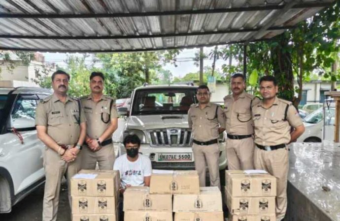 पंचायत चुनाव से पहले देहरादून पुलिस की बड़ी कार्रवाई, 17 पेटी अवैध शराब के साथ 2 तस्कर गिरफ्तार