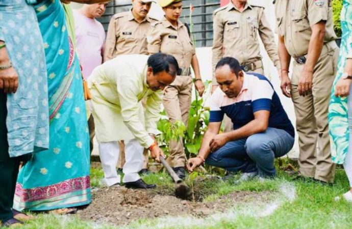 हरेला पर्व पर शिक्षा विभाग ने रोपे 1.5 लाख से अधिक पौधे