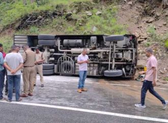 नंदप्रयाग के पास आर्मी बस हादसे का शिकार, अनियंत्रित होकर पलटी