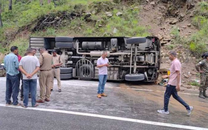 नंदप्रयाग के पास आर्मी बस हादसे का शिकार, अनियंत्रित होकर पलटी