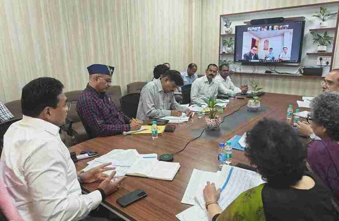 धामी सरकार का अल्टीमेटम : मरीजों की जिंदगी से नहीं होगा खिलवाड़, रेफर प्रक्रिया होगी जवाबदेह