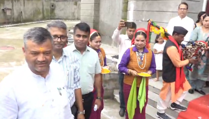 एटीएस सोसाइटी में मेयर सौरभ थपलियाल का स्वागत, पार्क अतिक्रमण व सुविधाओं को लेकर सौंपा ज्ञापन