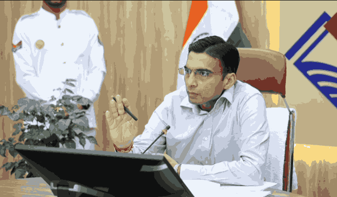 नक्शा दुरूस्ती मामले में बड़ी कार्रवाई: सदर राजस्व कानूनगो निलंबित, डीएम के एक्शन से राजस्व महकमे में हड़कंप