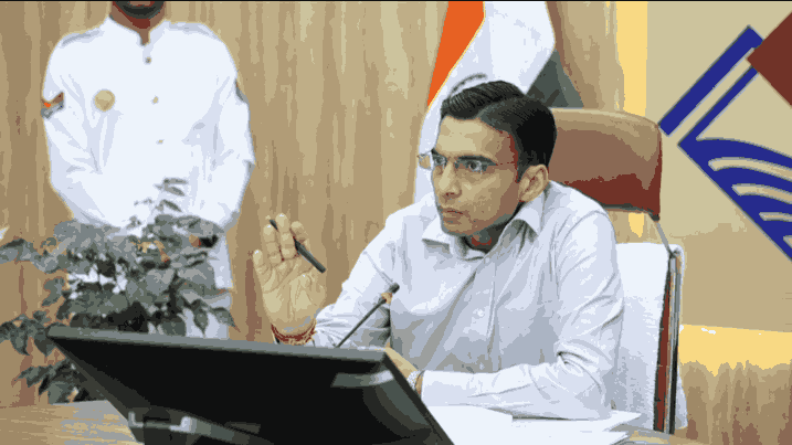 नक्शा दुरूस्ती मामले में बड़ी कार्रवाई: सदर राजस्व कानूनगो निलंबित, डीएम के एक्शन से राजस्व महकमे में हड़कंप