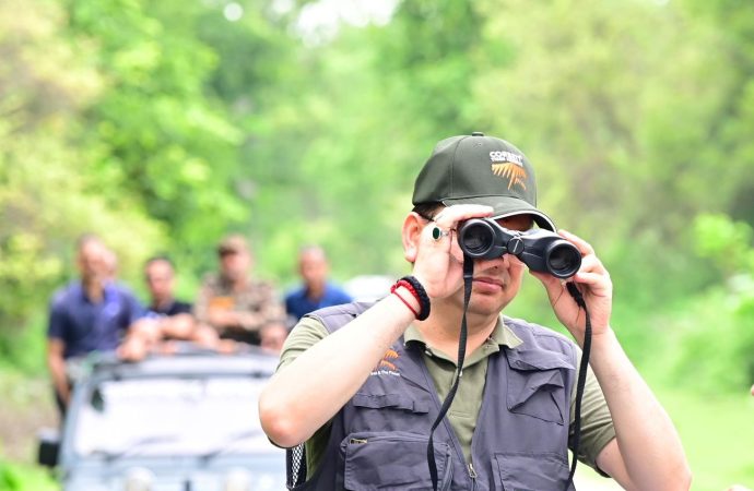 कार्बेट नेशनल पार्क में सीएम धामी ने जंगल सफारी का लिया आनंद, ‘एक पेड़ माँ के नाम’ में 1000 पौधे रोपे