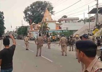 नाबालिग की मौत; लोगों का प्रदर्शन, चूड़ियां फेंकने से गरमाया माहौल, पथराव पर पुलिस ने भांजी लाठियां
