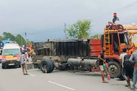 उत्तराखंड: NH-34 पर कांवड़ियों से भरा ट्रक पलटा, बड़ा हादसा टला
