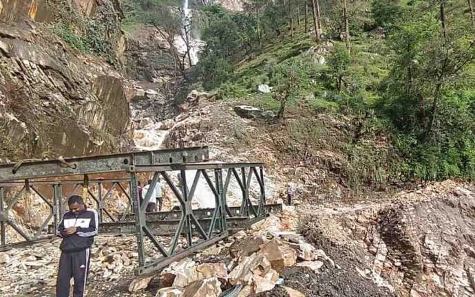 ऋषिकेश-यमुनोत्री हाईवे सहित 67 सड़कें बंद, ओजरी के पास बैली ब्रिज का निर्माण कार्य जारी