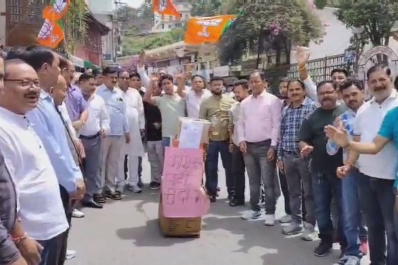 विधानसभा सत्र बाधित करने पर भड़की भाजपा, कांग्रेस का फूंका पुतला