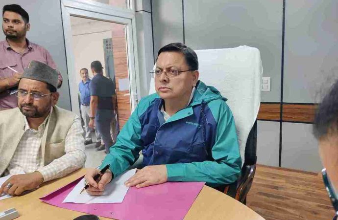 मुख्यमंत्री पुष्कर सिंह धामी द्वारा उत्तरकाशी आपदा नियंत्रण कक्ष से राहत एवं बचाव कार्यों की समीक्षा