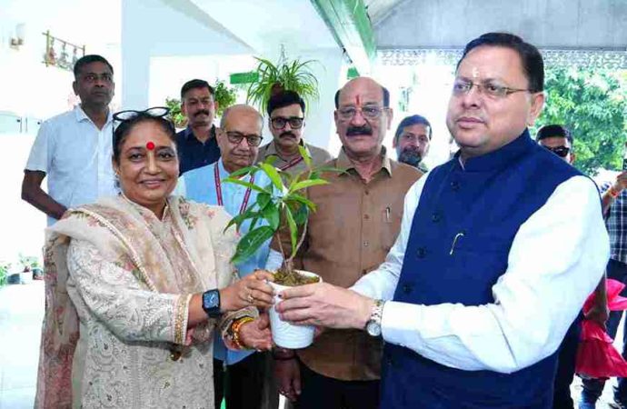 सीएम धामी ने विधानसभा अध्यक्ष ऋतु खंडूड़ी से की शिष्टाचार भेंट, सत्र की तैयारियों पर हुई चर्चा