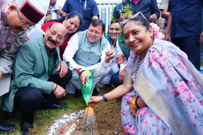 धामी व खंडूड़ी ने गैरसैंण में “एक पेड़ माँ के नाम” अभियान में किया पौधारोपण