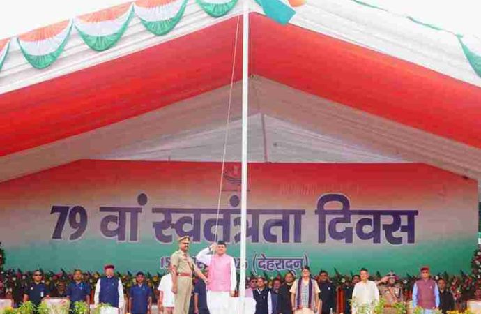 परेड ग्राउंड में सीएम धामी ने किया ध्वजारोहण, स्वतंत्रता सेनानियों के परिजनों को किया सम्मानित