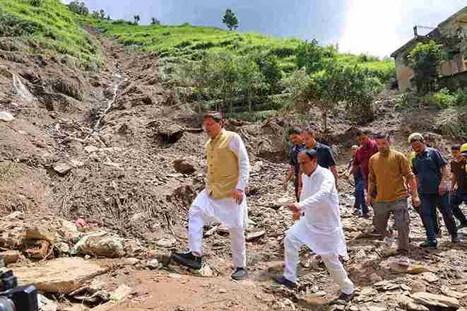 सीएम धामी ने पौड़ी के सैंजी में आपदा प्रभावितों से की मुलाकात, हेलीकॉप्टर से किया हवाई सर्वे