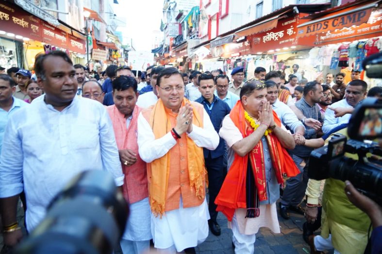 सीएम धामी ने पलटन बाजार देहरादून में आयोजित ‘स्वदेशी अपनाओ, राष्ट्र को आगे बढ़ाओ’ अभियान का किया नेतृत्व