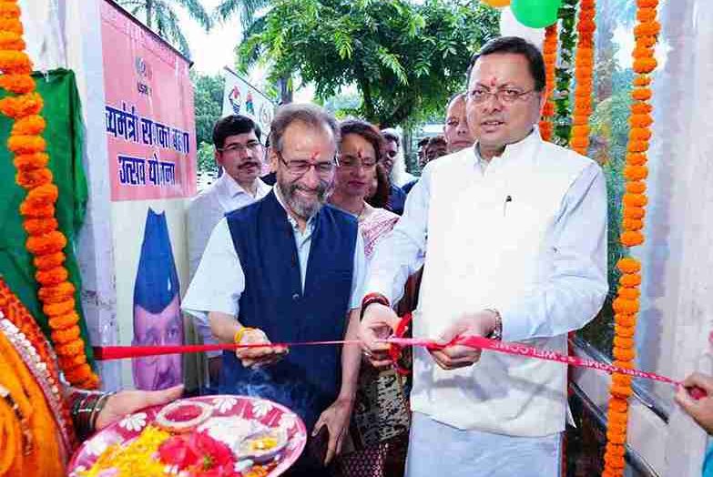 सीएम धामी ने सशक्त बहना उत्सव योजना का किया शुभारंभ, राखी स्टॉलों का अवलोकन