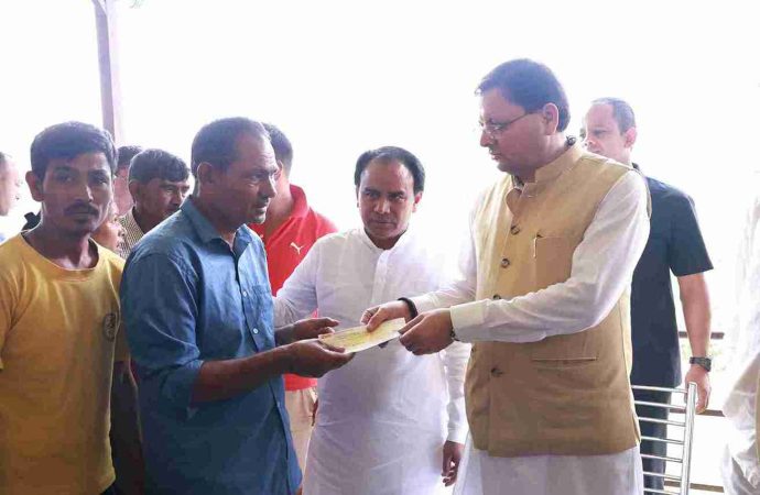 सैंजी में आपदा प्रभावित 15 परिवारों को सीएम धामी ने दी ₹1.30 लाख की आर्थिक सहायता