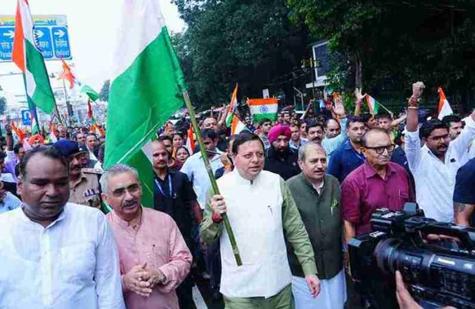 देहरादून में सीएम धामी ने हजारों युवाओं, महिलाओं व बच्चों के साथ तिरंगा यात्रा का नेतृत्व किया