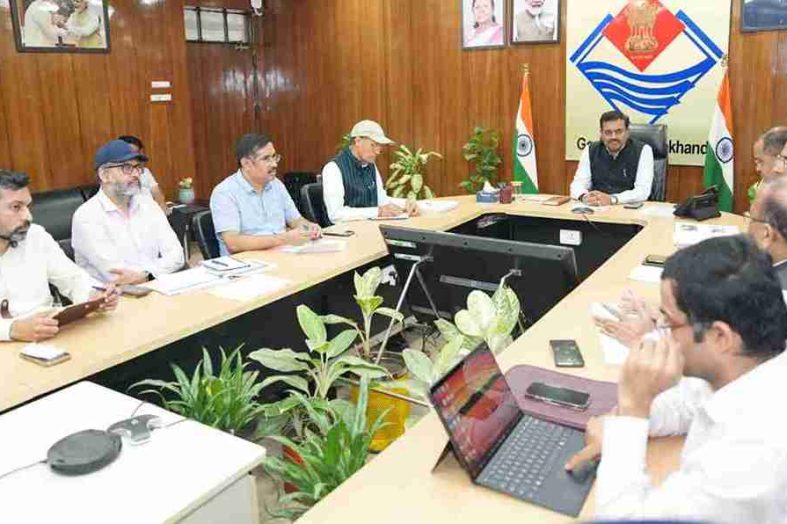 मुख्य सचिव आनंद बर्द्धन ने सचिवालय में आपदा प्रभावित क्षेत्रों के राहत कार्यों की समीक्षा की