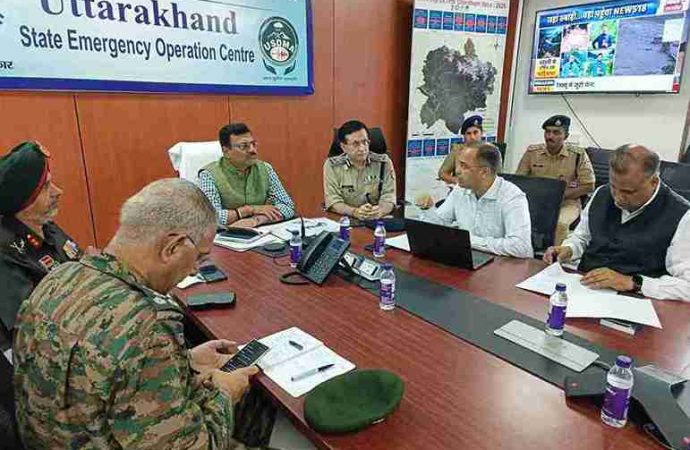 मुख्य सचिव ने SEOC से रेस्क्यू अभियान की समीक्षा, सड़क-संचार-विद्युत बहाली को बताया प्राथमिकता