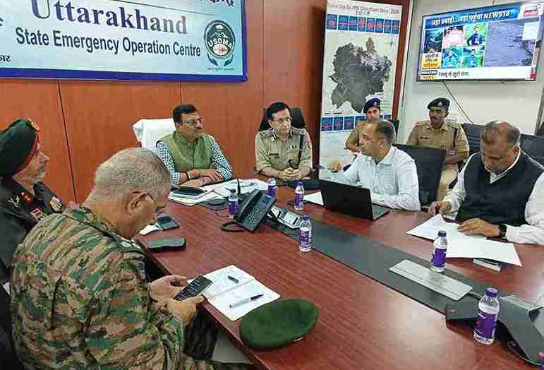 मुख्य सचिव ने SEOC से रेस्क्यू अभियान की समीक्षा, सड़क-संचार-विद्युत बहाली को बताया प्राथमिकता
