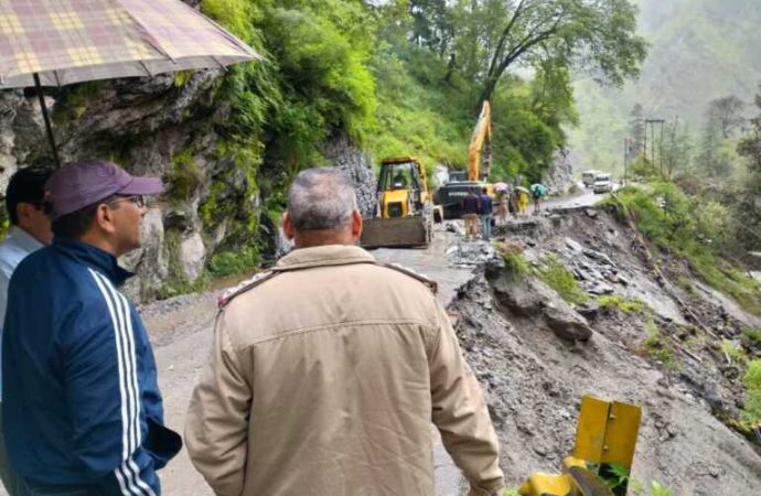 जिलाधिकारी ने डबरानी पहुंचकर मार्ग बहाली के चल रहे कार्यों का किया निरीक्षण