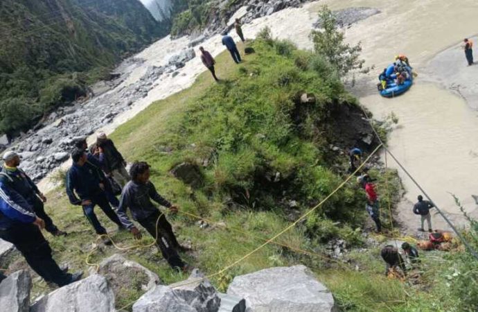 खराब मौसम और दुर्गम हालात के बीच आपदा प्रभावित क्षेत्रों में राहत कार्य लगातार जारी