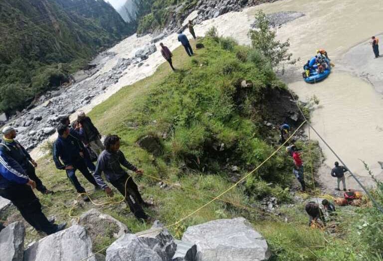 खराब मौसम और दुर्गम हालात के बीच आपदा प्रभावित क्षेत्रों में राहत कार्य लगातार जारी