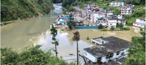 यमुना में बनी झील पर प्रशासन की कड़ी नज़र