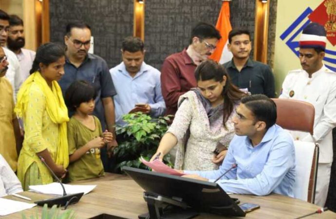 डीएम ने भरी फीस: अंजलि बनेगी डॉक्टर, नंदा-सुनंदा योजना से मुस्कान व अन्य दो बालिकाओं की शिक्षा को नई राह